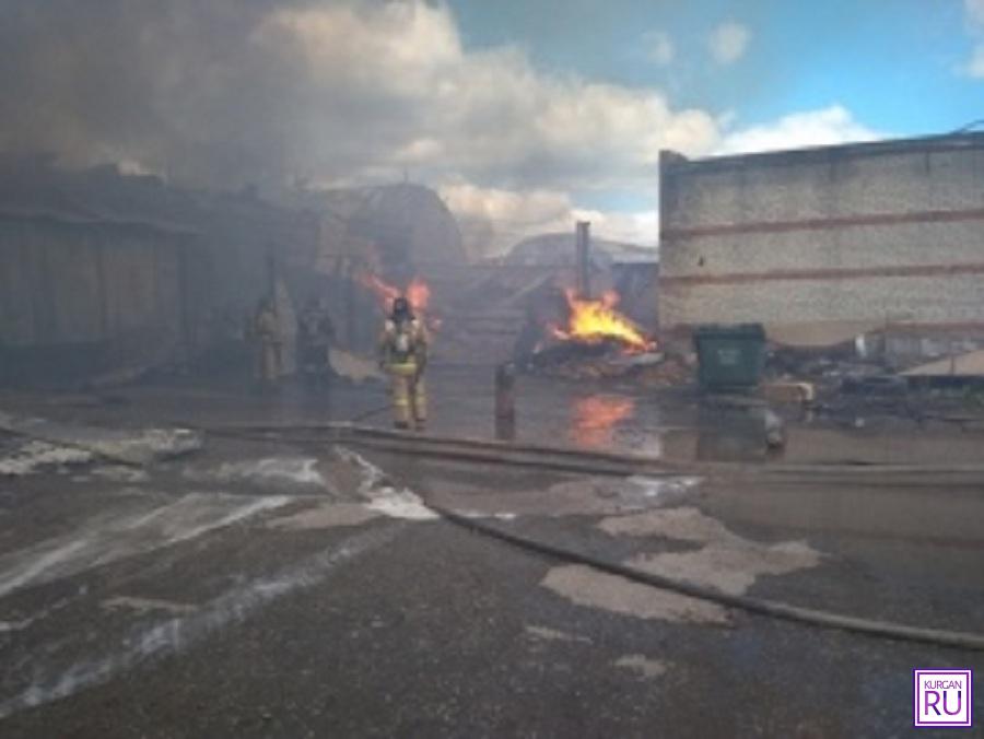 Фото с места пожара предоставлено пресс-службой ГУ МЧС России по Курганской области.