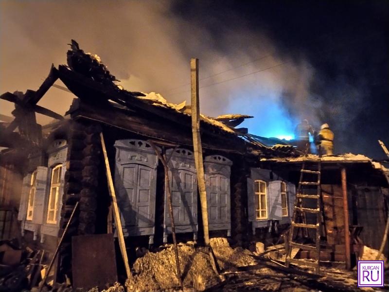 Фото с места пожара предоставлены пресс-службой ГУ МЧС России по Курганской области.